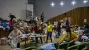Relawan Ukraina menyortir pakaian yang disumbangkan untuk kemudian didistribusikan ke penduduk setempat di Lviv, Ukraina barat, pada Rabu (2/3/2022). Invasi Rusia ke Ukraina telah memasuki hari keenam. (AP Photo/Bernat Armangue)