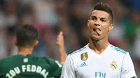Penyerang Real Madrid, Cristiano Ronaldo menjulurkan lidah saat menjalani laga pekan lima La Liga melawan Real Betis di Santiago Bernabeu, Rabu (20/9). Real Madrid di luar dugaan dipermalukan Real Betis 0-1. (GABRIEL BOUYS/AFP)