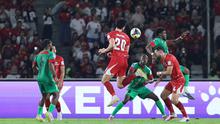 Gol keempat lahir pada menit ke-75 melalui Mauro Zijlstra. Tampak dalam foto, bek Timnas Indonesia, Elkan Baggott (tengah) berusaha mengamankan bola atas saat melawan Saint Kitts and Nevis pada ajang FIFA Series 2026 di Stadion Utama Gelora Bung Karno (SUGBK), Jumat (27/3/2026) malam WIB. (Bola.com/M. Iqbal Ichsan)
