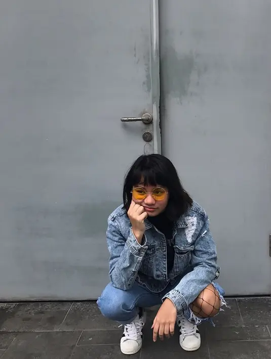 Layaknya gadis remaja sepantarannya, Mima pun juga lagi hobi banget memadu padankan busana. Kali ini tema berbusana yang dipilih Mima adalah berbau denim. Ia memakai ripped jeans dan jaket denimnya. Keren banget pastinya. (Instagram/mimashafa)