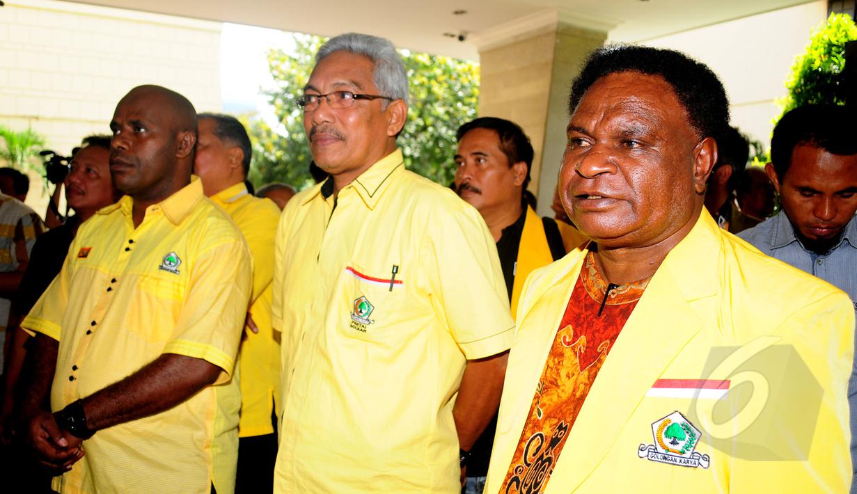 Sejumlah kader Golkar kubu Aburizal Bakrie saat mendatangi kantor Bareskrim Mabes Polri, Rabu (11/3/2015). Mereka melaporkan dugaan pemalsuan dokumen oleh kubu Agung Laksono. (Liputan6.com/Yoppy Renato)