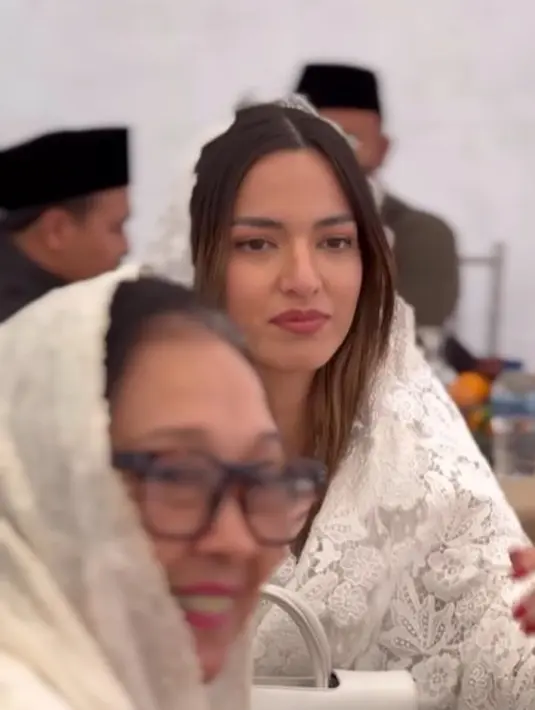 <p>Nia Ramadhani berkerudung putih [Instagram/ramadhaniabakrie]</p>