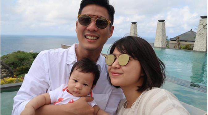 Pemain sinetron Putri Titian belakangan ini jarang muncul di layar kaca. Istri Junior Liem itu lebih memilih mengurus buah hatinya, Theodore Iori Liem yang kini berusia enam bulan. Apalagi ia masih memberikan ASI eksklusif. (Instagram/juniorliem)