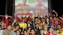 Sejumlah supporter Arsenal berfoto bersama saat nonton bola seru Manchester United vs Arsenal di Karawang Central Plaza, Minggu (17/5/2015). Laga antara Manchester United dan Arsenal berakhir imbang. (Liputan6.com/Helmi Afandi)