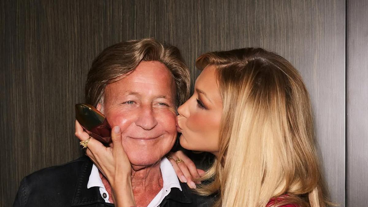 Gaya Bella Hadid Pancarkan Aura Lady Boss dengan Blazer Merah saat Rayakan Ultah Sang Ayah dan Peluncuran Orabella Timur Tengah