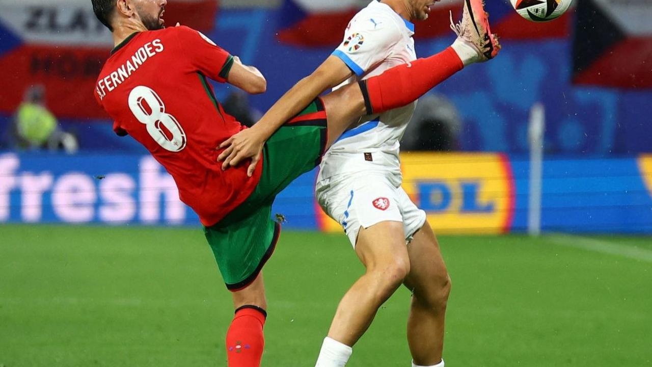 Sejak awal pertandingan kedua tim bermain dengan intensitas tinggi, namun tidak ada gol yang tercipta dalam 45 menit babak pertama. Foto: Reuters<br>