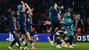 Pemain Paris Saint-Germain (PSG) merayakan kemenangan pada akhir pertandingan leg kedua play-off fase gugur Liga Champions 2024/2025 melawan Brest di stadion Parc des Princes, Paris, Rabu 19 Februari 2025 waktu setempat atau Kamis 20 Februari 2025 dini hari WIB. (JULIEN DE ROSA/AFP)