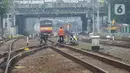 Petugas melakukan pengecekan wesel di perlintasan kereta api Cipinang-Jatinegara, Jakarta, Kamis (5/11/2020). Pengecekan perlintasan secara berkala di lakukan KAI untuk mengurangi potensi kecelakaan kereta api. (merdeka.com/Imam Buhori)