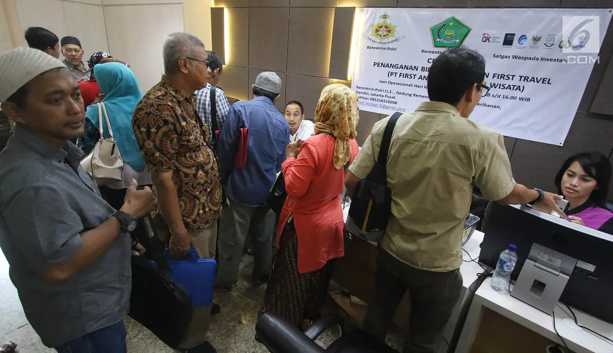 Petugas melayani Korban dugaan penipuan perjalanan umrah First Travel mengisi formulir di Posko Pengaduan Korban PT First Travel Bareskrim Polri, Jakarta, Senin (21/8). (Liputan6.com/Immanuel Antonius)