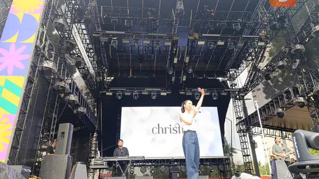 Tampil Manis dan Penuh Pesona, Christie Hibur Penonton KapanLagi Buka Bareng BRI Festival 2025