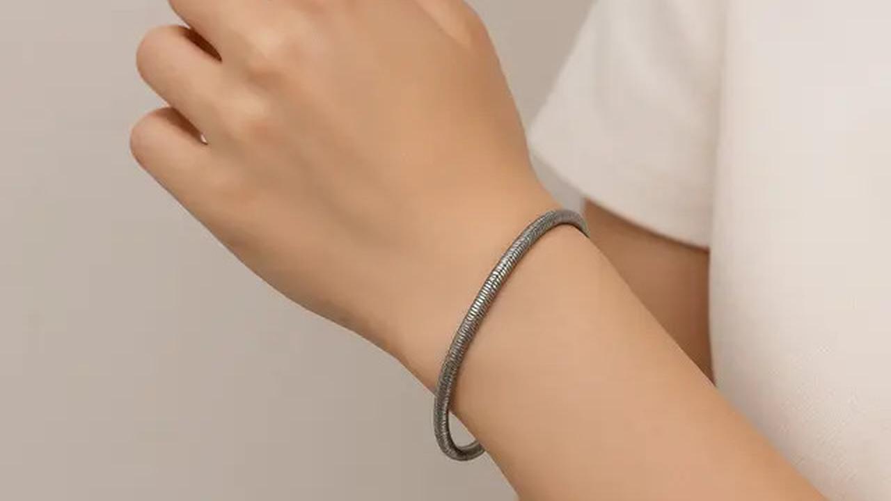 10 Model Gelang Rantai Titanium Terbaru, Jadi Perhiasan Wanita yang Hits untuk Segala Usia di 2025