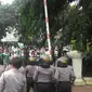 Puluhan petugas kepolisian berpakaian lengkap sudah bersiaga di depan pintu masuk DPRD DKI Jakarta guna mengawal jalannya demo tersebut.