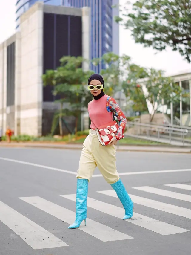 6 Ide Padu Padan Busana dengan Sepatu Biru ala Seleb, Luna Maya hingga Syahrini