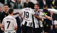Juventus' French midfielder #19 Khephren Thuram-Ulien celebrates scoring his team's second goal with Juventus' Italian midfielder #05 Manuel Locatelli during the Italian Serie A football match between Juventus and Bologna at the Allianz stadium in Turin, on April 19, 2026.
Marco BERTORELLO / AFP