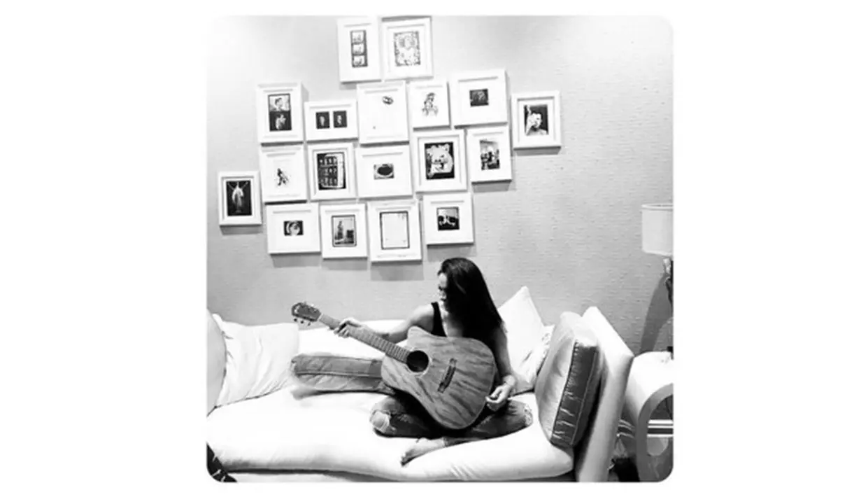 Selain jago di bidang akting, ternyata Meghan juga jago di bidang musik. Kerap kali ia memainkan gitar kesayangannya ketika ada waktu luang (instagram/meghanmarkle)