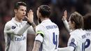 Cristiano Ronaldo dan para pemain Real Madrid merayakan gol saat melawan Napoli pada laga 16 besar Liga Champions di Santiago Bernabeu stadium, Madrid (15/2/2017). Madrid menang 3-1. (AFP/Javier Soriano)