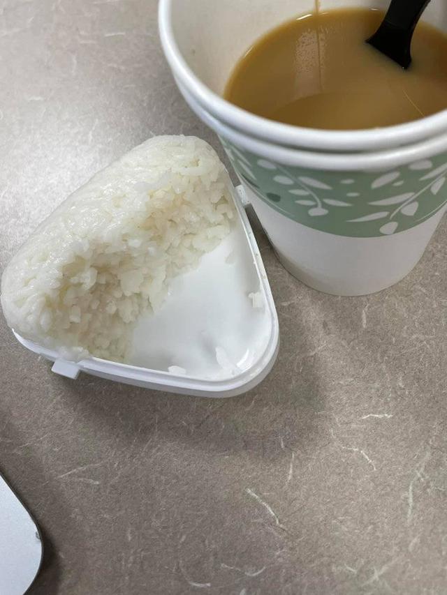 Bikin Mual, Wanita Ini Punya Kebiasaan Makan Nasi yang Direndam Kopi