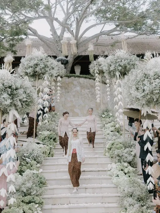 "Bunga membuatnya sangat mudah untuk mencintainya sepenuh hati. Di mata publik ia dipandang sebagai wanita mandiri yang kuat, tetapi sangat menyenangkan untuk menyaksikan sisi nya yang rentan, baik dan penuh kasih sayang." sambung Aishah. [Instagram/aishahjennifer]