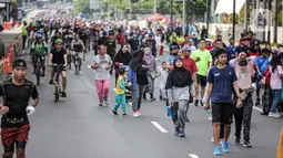 Warga berolahraga saat car free day di kawasan Bundaran HI, Jakarta, Minggu (4/12/2022). Penurunan kasus positif COVID-19 di Indonesia sudah mulai terlihat dalam sepekan belakangan. (Liputan6.com/Faizal Fanani)