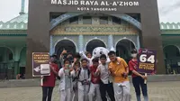 La'eeb menyempatkan diri Jumatan di Masjid Raya Al Ahzom, Tangerang hari Jumat (18/11/2022). (Istimewa)