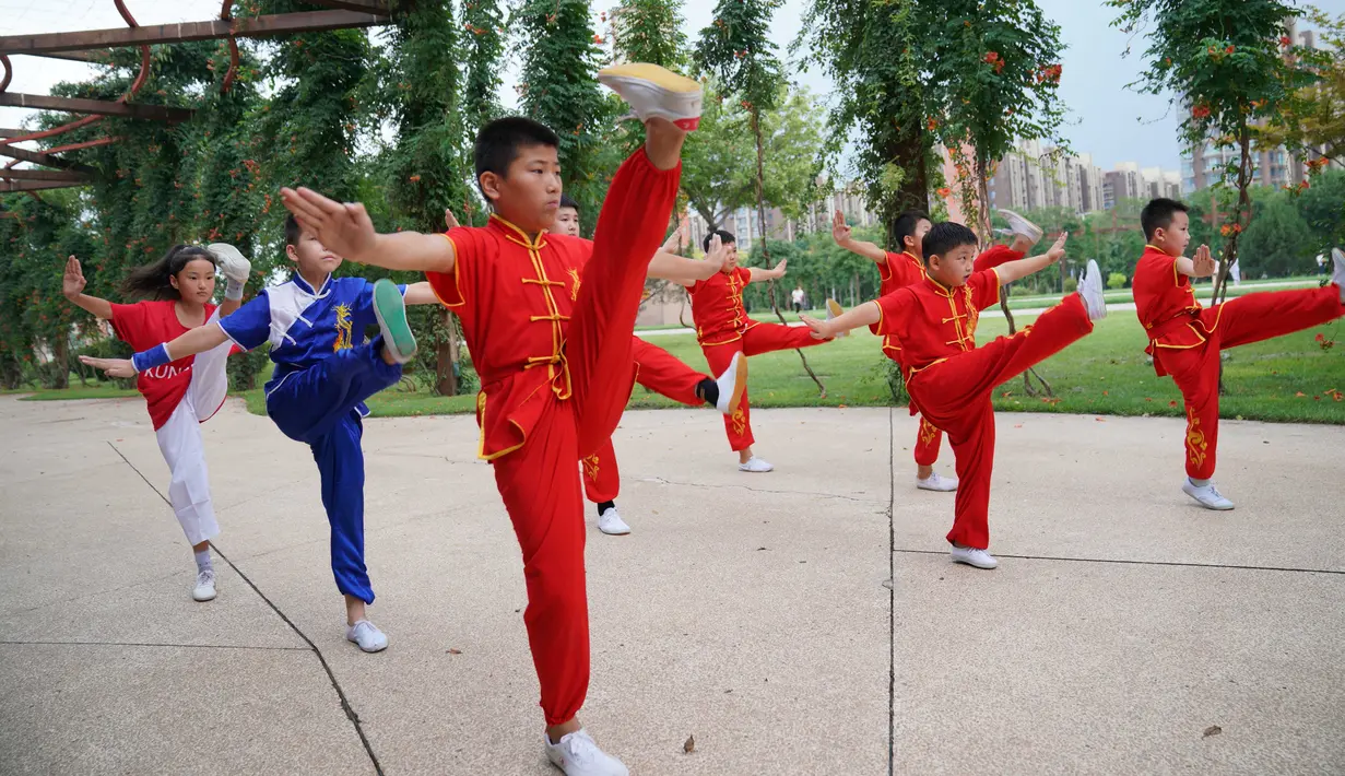 Anak-anak mempelajari seni bela diri selama liburan musim panas di Shahe, Provinsi Hebei, China utara, pada 9 Agustus 2020. (Xinhua/Mou Yu)