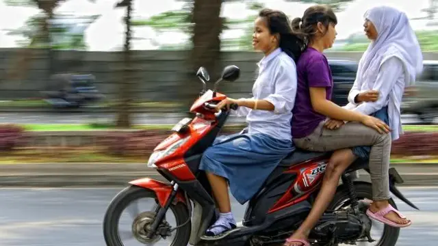 6 Potret Nyeleneh Anak Sekolah Naik Motor Bonceng Tiga, Posisinya Absurd