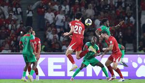Gol keempat lahir pada menit ke-75 melalui Mauro Zijlstra. Tampak dalam foto, bek Timnas Indonesia, Elkan Baggott (tengah) berusaha mengamankan bola atas saat melawan Saint Kitts and Nevis pada ajang FIFA Series 2026 di Stadion Utama Gelora Bung Karno (SUGBK), Jumat (27/3/2026) malam WIB. (Bola.com/M. Iqbal Ichsan)