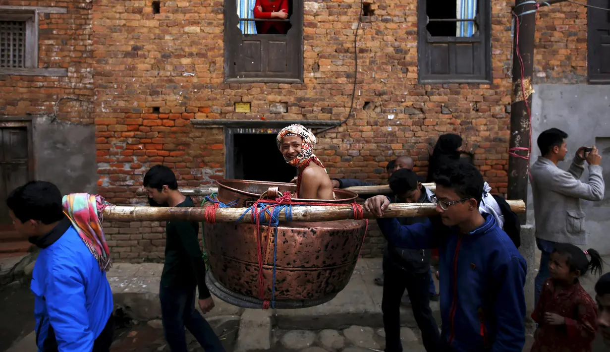Sejumlah umat Hindu Nepal melakukan ritual selama festival Swasthani Bratakatha, Nepal , (19/2). Mereka membaca dan berdoa kitab suci yang mereka tujukan kepada Tuhan dan Dewa-dewi mereka. (REUTERS / Navesh Chitrakar)