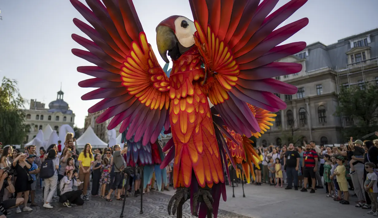 Kota ini menjadi tuan rumah pertunjukan teater jalanan dari perusahaan-perusahaan dari Spanyol, Prancis, Italia, dan Belanda, demikian diumumkan pihak penyelenggara. (AP Photo/Vadim Ghirda)