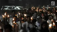 Warga membawa obor saat pawai Tahun Baru Islam 1440 H di kawasan Menteng, Jakarta, Senin (10/9). Pawai obor yang diiringi musik bernuansa Islam merupakan tradisi umat muslim di Indonesia menyambut Tahun Baru 1 Muharram. (Merdeka.com/Iqbal S Nugroho)