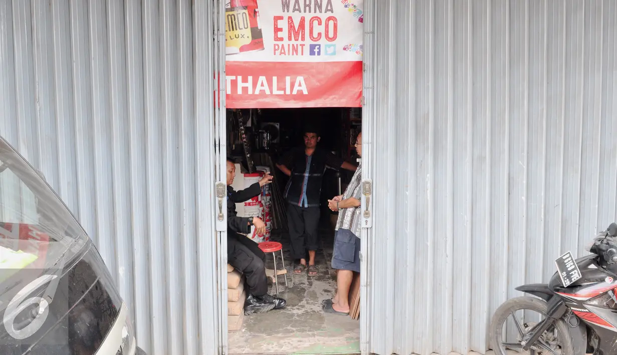 Sejumlah pedagang mulai beraktifitas pasca bentrokan menolak penggusuran pada Kamis (20/08) di Jalan Jatinegara Barat, Sabtu (22/08/2015). Kini para pedagang mulai kembali beraktifitas walau belum ramai seperti biasa. (Liputan6.com/Andrian M Tunay) 