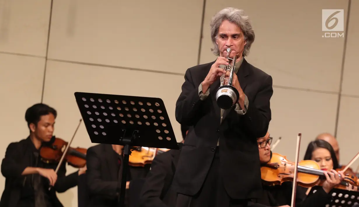 Pemain orkestra saat tampil dalam konser Jakarta City Philharmonic di Taman Ismail Marzuki, Jakarta, Rabu (16/5). (Liputan6.com/Arya Manggala)
