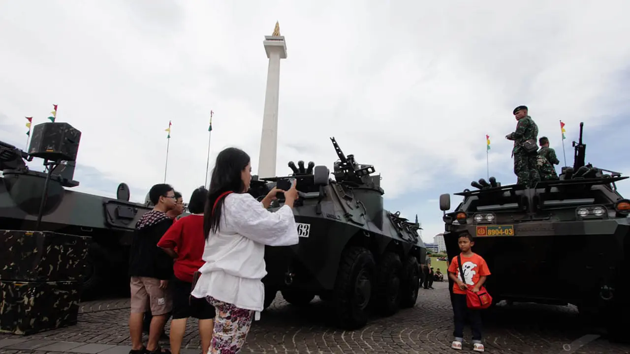 HUT TNI AD, Warga Ramai-Ramai Foto di Depan Tank