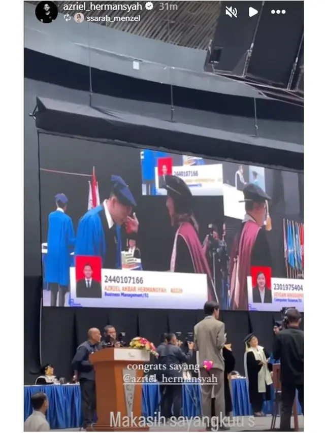 7 Momen Haru Azriel Hermansyah Wisuda Sarjana, Beri Bunga ke Krisdayanti