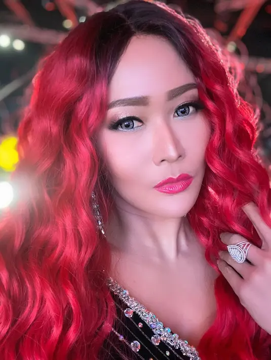 Rambut merahnya yang panjang tergerai membuatnya nampak nyentrik penuh gaya. Inul memang kerap gonta ganti warna rambut di tiap penampilannya. (Liputan6.com/IG/@inul.d)
