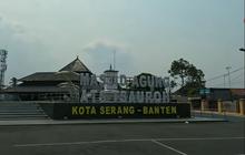 Mengunjungi Masjid Ats Tsauroh Serang, Bentuknya Mirip Pendopo Jawa dan Punya Taman Estetik