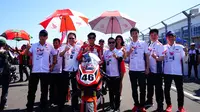 Pembalap Astra Honda Racing Team (AHRT), Herjun Atna Firdaus berfoto bersama Tim AHRT sebelum dimulainya balapan Race 1 kelas Asia Production 250 (AP250) pada ajang Asia Road Racing Championship (ARRC) 2023 di Sirkuit Mandalika, Lombok, Sabtu (12/8/2023). (Dok. AHRT)