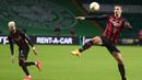 Penyerang AC Milan, Zlatan Ibrahimovic, berusaha mengontrol bola saat menghadapi Celtic pada laga Grup H Liga Europa 2020/2021 di Celtic Park Stadion, Jumat (23/10/2020). AC Milan menang 3-1 atas Celtic. (AFP/Russell Cheyne/pool)