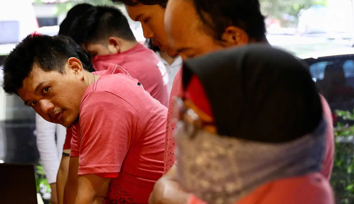 Anggota The Family Muslim Cyber Army diperlihatkan di Dittipid Siber Bareskrim Polri, Jakarta (28/2). Enam tersangka ditangkap karena menyebarkan berita bohong dan mencemarkan nama baik presiden, dan pemerintah. (Liputan6.com/Immanuel Antonius)