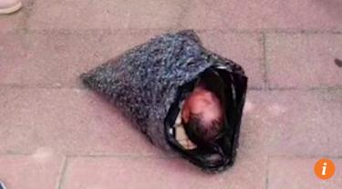 Seorang ibu tega membungkus bayinya yang baru lahir ke dalam kantong plastik. 