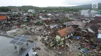 Pemandangan dari udara kawasan pemukiman nelayan di Kampung Sumur Pesisir, Pandeglang, Banten, Selasa (24/12). Situasi Kampung Sumur gelap gulita karena listrik mati saat tsunami menerjang. (Merdeka.com/Arie Basuki)