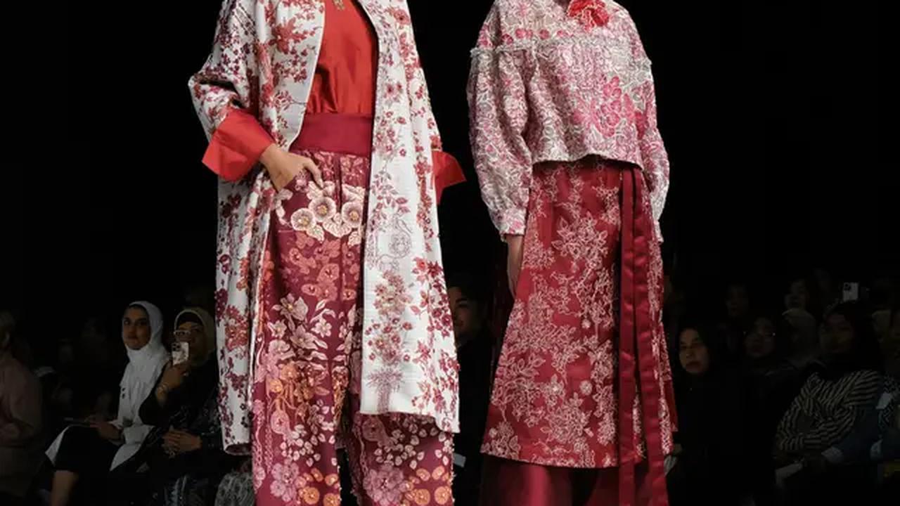 Koleksi baju Lebaran desainer Ria Miranda di opening show Garis Poetih Raya Festival 2025 di Jakarta Selatan, 16 Januari 2025. (Liputan6.com/Asnida Riani)