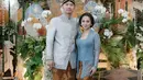 Momen tedhak siten anak Nikita Willy dan suaminya Indra. Di sini, Nikita dan Indra memilih busana adat Jawa bernuansa biru langit. Nikita tampil dengan kebaya kutubaru yang dipadu batik Sido Drajad, sedangkan Indra tampil mengenakan beskap dan batik yang serasi. [Foto: Instagram/svarna_byikatindonesia]