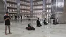 Umat Muslim menunaikan salat zuhur di Masjid Istiqlal, Jakarta, Sabtu (10/4/2021). Masjid Istiqlal akan membuka salat tarawih berjemaah saat Ramadan dengan membatasi jumlah jemaah hanya 2.000 orang dari kapasitas 250 ribu dan memperhatikan protokol kesehatan Covid-19. (Liputan6.com/Herman Zakharia)