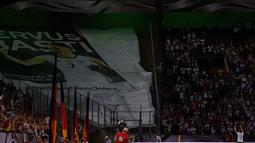 Ucapan salam perpisahan dari fans untuk Bastian Schweinsteiger usai laga melawan Finlandia di Monchengladbach, Jerman (1/9/2016) dini hari WIB. Jerman menang 2-0. (AFP/Patrik Stollarz)