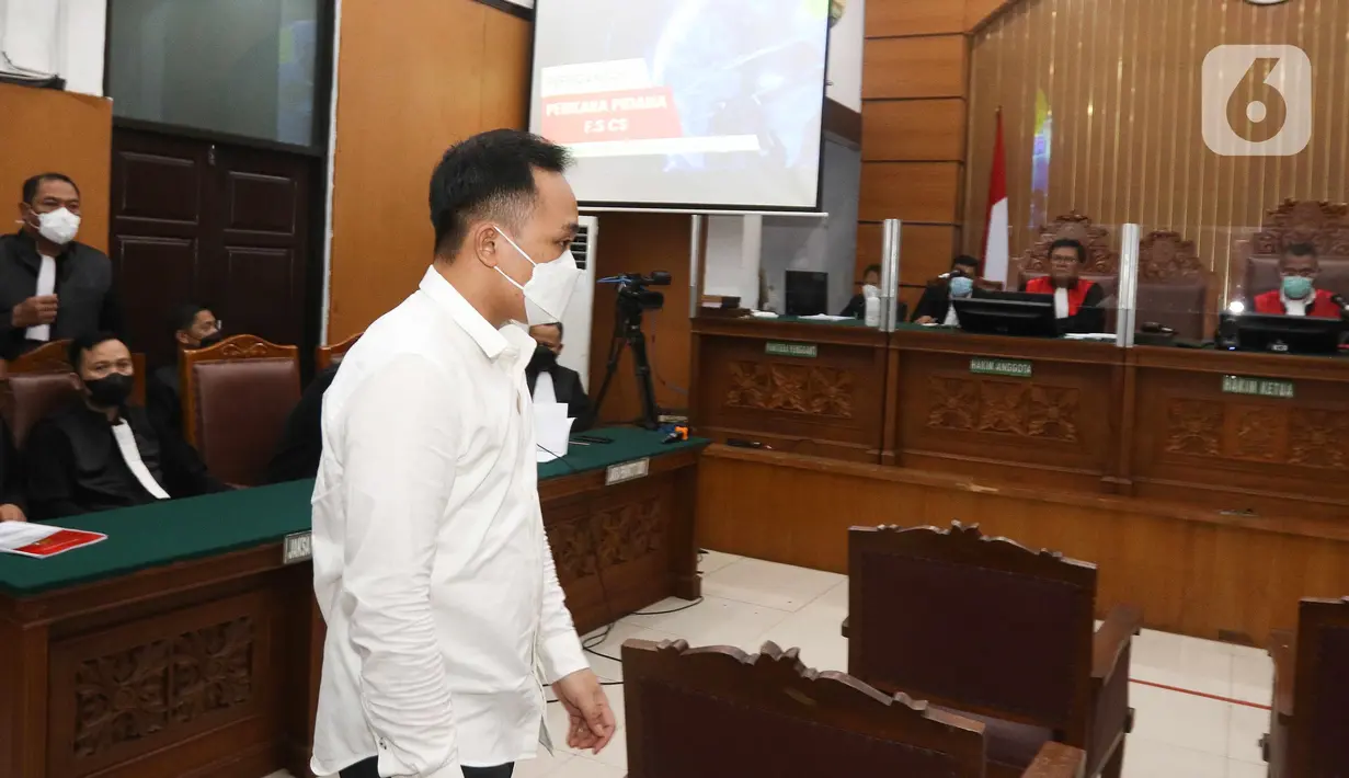 Ricky Rizal bersiap sidang perdana terkait kasus pembunuhan Brigadir Nofriansyah Yosua Hutabarat atau Brigadir J di Ruang Utama Pengadilan Negeri Jakarta Selatan, Senin (17/10/2022). Sidang perdana Ricky Rizal yang beragendakan pembacaan dakwaanoleh Jaksa Penuntut Umum. (Liputan6.com/Herman Zakharia)