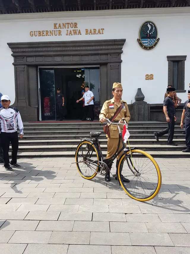 Peringati Hari Pahlawan, Begini Kerennya 7 Aksi Jokowi 'Ngontel' Keliling Bandung