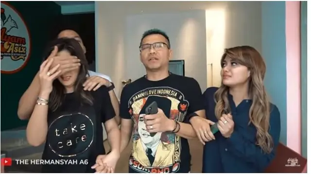 Aurel dan Azriel menuntun dan menutup mata kedua orangtuanya.