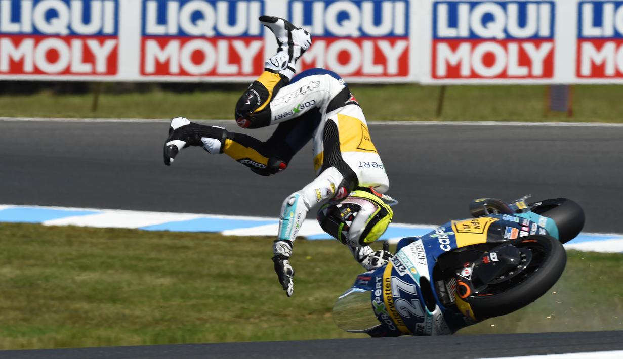 Pebalap CarXpert Interwetten, Iker Lecuona terpental setelah gaal mengendalikan motornya pada balapan Moto2 Australian Grand Prix di Phillip Island (22/10/2016). (AFP/Saeed Khan)