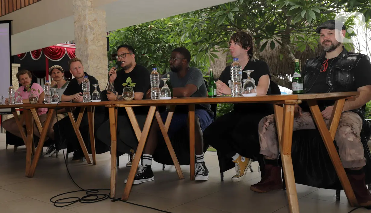 Personel band Plain White T's konferensi pers jelang perhelatan Festival Musik Soundrenaline 2022 di Ancol, Jakarta, Jumat (25/11/2022). CEO Ravel Entertainment sekaligus Promoter Soundrenaline 2022 Ravel Junardy turut mengumumkan beberapa musisi yang akan tampil di Soundrenaline. (Liputan6.com/Herman Zakharia)